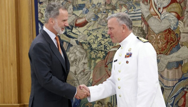 His Majesty King Felipe VI (left) welcomes Admiral Rob Bauer, Chair of the NATO Military Committee (right)