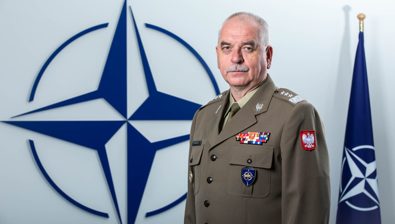 Official portrait of Lieutenant General Janusz ADAMCZAK