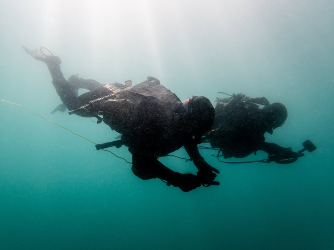 Des Navy SEAL nagent vers un point de passage lors d'un exercice de navigation sous-marine près de Split (Croatie).