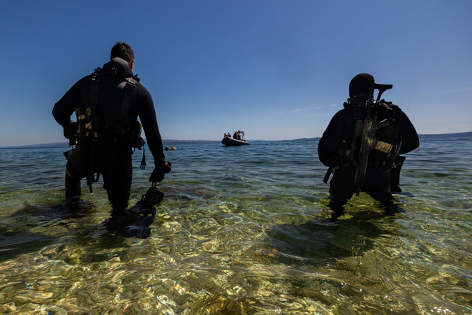 Хорватские спецназовцы ожидают эвакуации после имитации высадки на побережье вблизи Сплита, Хорватия.