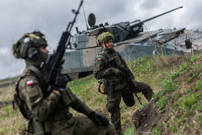 Des soldats polonais  tiennent leur position après un exercice de tir réel à Cincu (Roumanie).