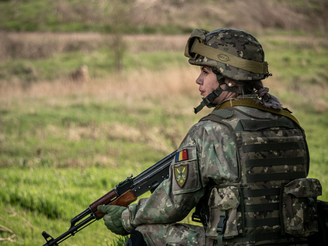 Une militaire roumaine du groupement tactique  multinational nouvellement créé en Roumanie s’entraîne avec des soldats  d’autres pays de l’OTAN.