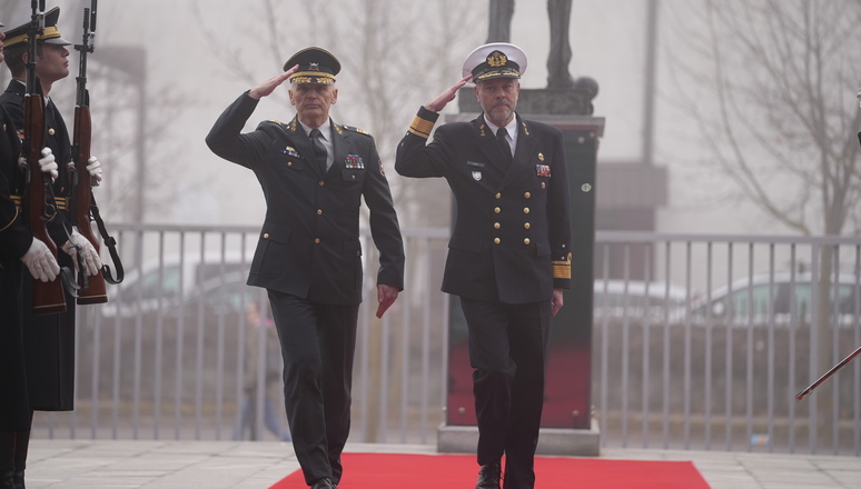 Admiral Rob Bauer, Chair of the NATO Military Committee and Major General Glavas, Chief of Defence of the Slovenian Armed Forces, salute the honour guard.