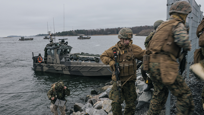 Финские военнослужащие и американские морские пехотинцы высаживаются с десантных катеров ВМС Финляндии типа «Еху» и «Юрмо» во время учений «Ледяные ветры-22».