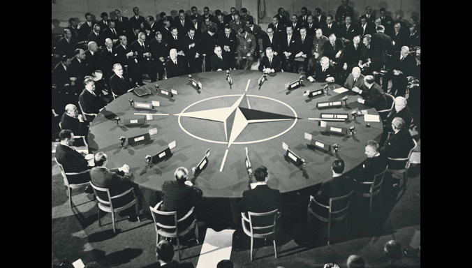 En décembre 1957, les chefs d'État et de gouvernement des pays de l'OTAN se réunissent à l'ancien siège de l'Organisation, à Paris, pour leur tout premier sommet.