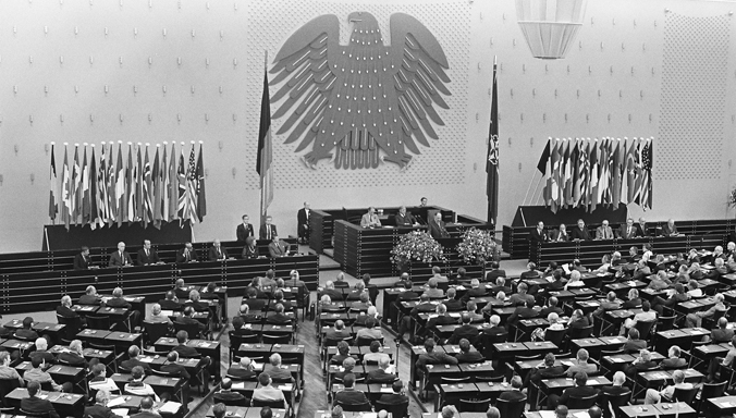Les chefs d'État et de gouvernement des pays de l'OTAN – y compris le premier ministre espagnol, dont le pays vient de devenir le 16e membre de l'Organisation – sont réunis pour le sommet de Bonn, en 1982.
