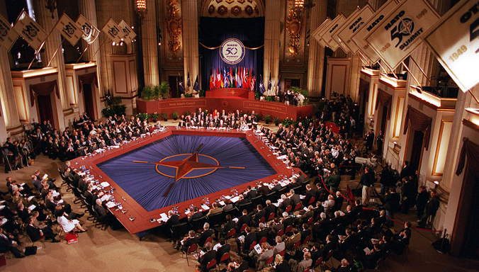 Pour le sommet de 1999, qui marque le 50e anniversaire de l'Alliance, les Alliés se réunissent au Mellon Auditorium, à Washington, là où les douze pays fondateurs ont signé le Traité de l'Atlantique Nord, en avril 1949 (photo de R. D. Ward, département de la Défense des États-Unis).