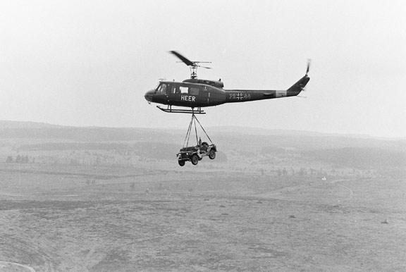 1974 - Helicopter airlifts army during jeep artillery training in Elienborn