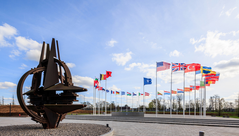 32 de steaguri la sediul NATO din Bruxelles