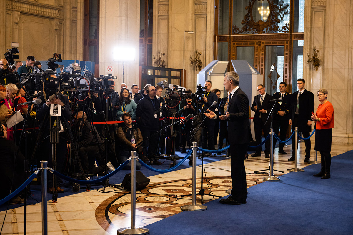 Oana moderating a Secretary General doorstep at the meeting of the Foreign Ministers in Bucharest, Romania, November 2022.