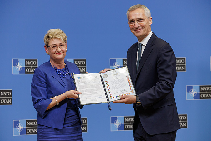 Oana and Secretary General Jens Stoltenberg during the NATO Meritorious Service Medal ceremony, July 2023.